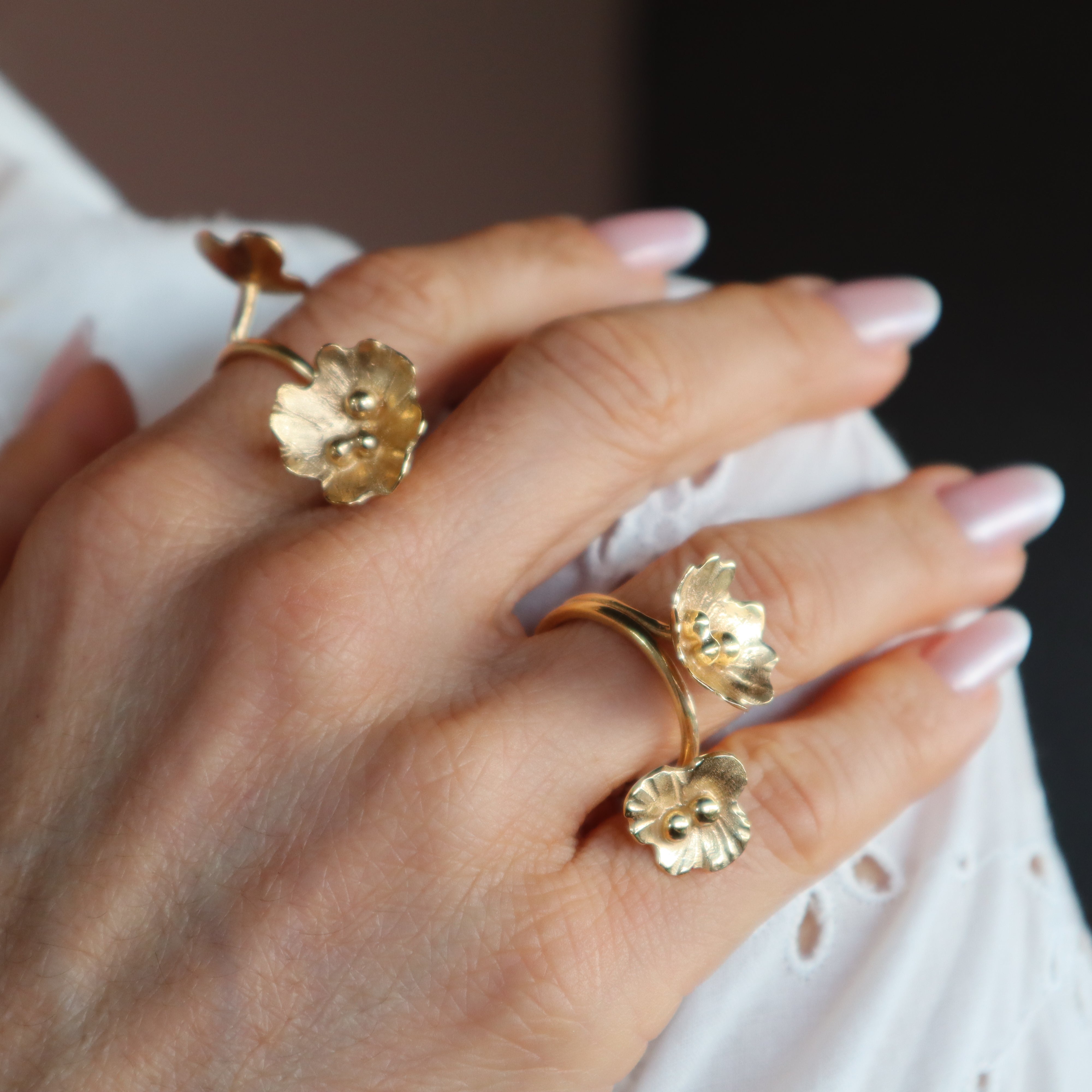 Joias autorais inspiradas em flores. Anéis esculturais feitos à mão em prata 925 com banho de ouro 24k. Delicadeza, exclusividade e alma botânica.
