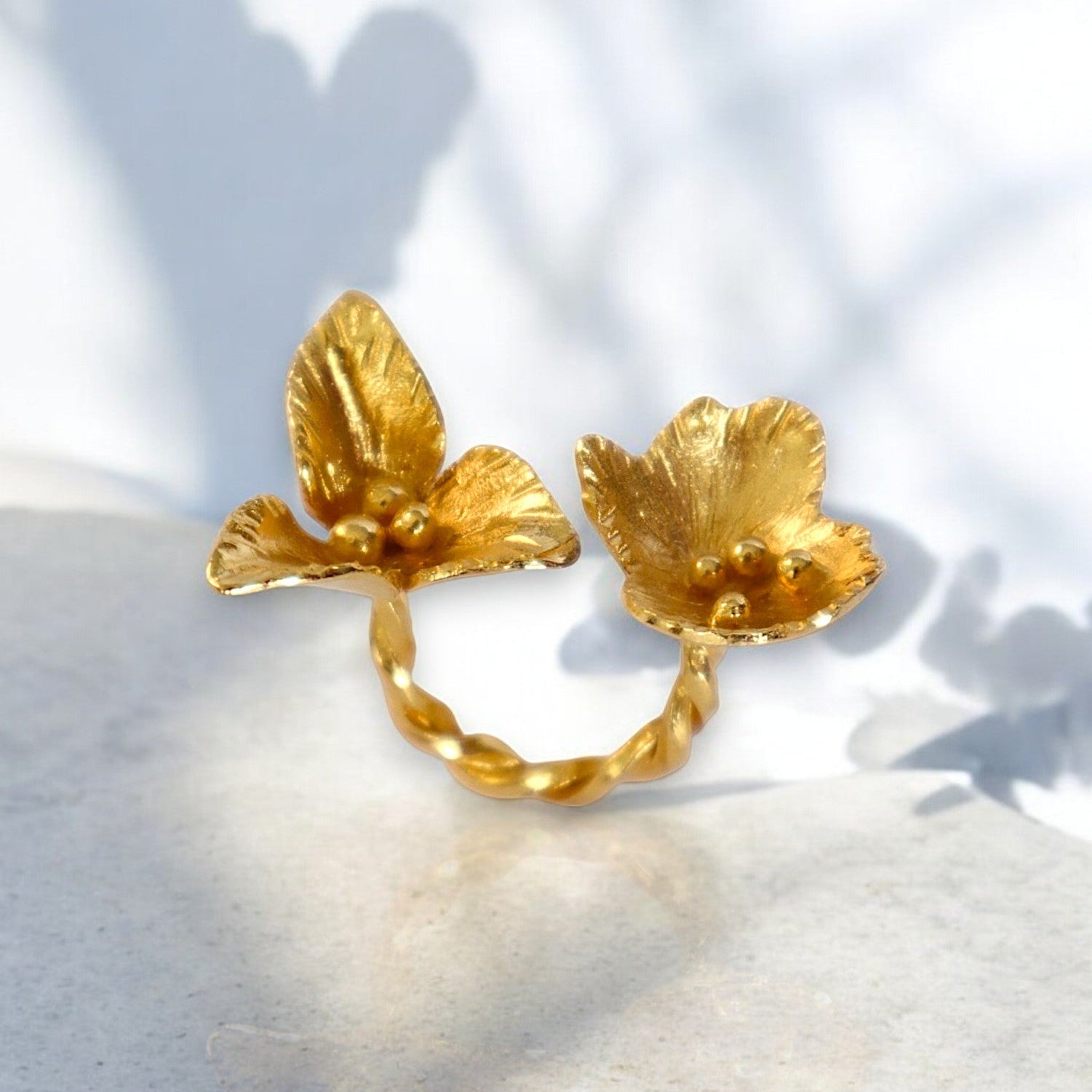 Joias autorais inspiradas em flores. Anéis esculturais feitos à mão em prata 925 com banho de ouro 24k. Delicadeza, exclusividade e alma botânica.